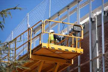 trabajando encima de un andamio