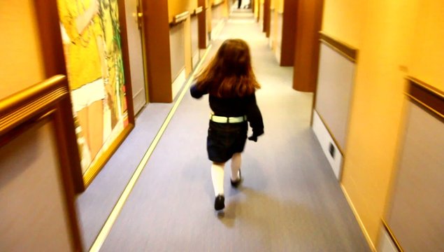 bambina che corre in un corridoio