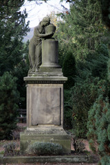Fototapeta na wymiar Denkmal Holle Friedhof Deisterstrasse Hameln