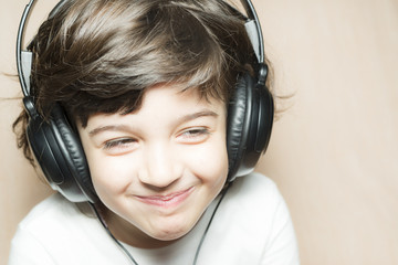 Niña sonriendo y escuchando música