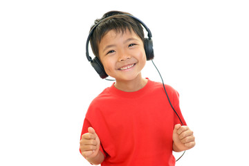 音楽を聴く男の子