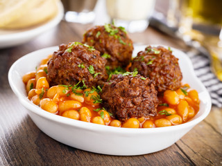 Hackbällchen und gebackene Bohnen - Meatballs and baked beans