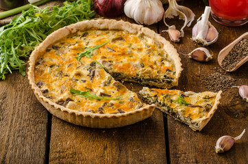 Cheese Quiche with chicken, arugula and mushrooms