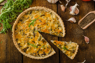 Cheese Quiche with chicken, arugula and mushrooms