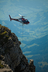 Fototapeta na wymiar Helikopter liefert Transport ab