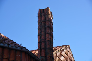 chimenea rustica de tejas © uzkiland