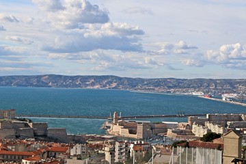 Fototapeta na wymiar Fort Saint-Jean et rade de Marseille