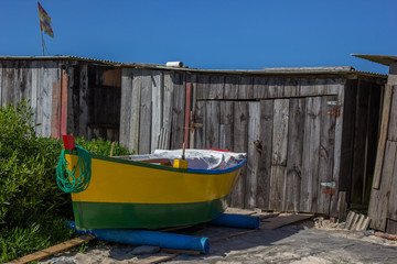 Fototapeta na wymiar Barco verde e amarelo