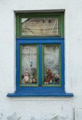 Fototapeta na wymiar Blue window at white house in Zemun