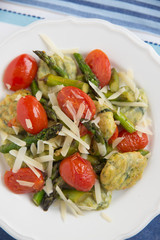 Spinatgnocchi mit Spargel und Tomaten 
