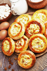 Patties with cottage cheese and raisins