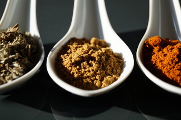 Gewürze auf Löffel