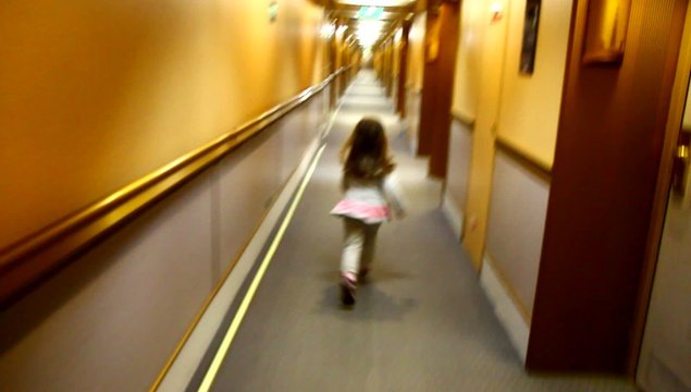 bambina che corre in corridoio