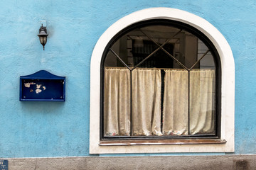 Fototapeta na wymiar Geschlossenes Gasthaus blaue Fassade