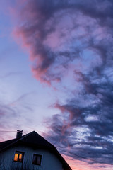 Fototapeta na wymiar Abendsonne über einem Wohnhaus