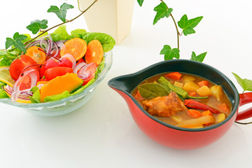 美味しそうなカレーとサラダ