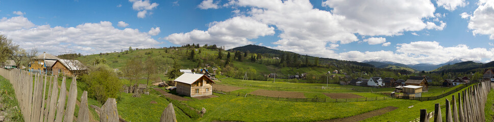 Fototapeta na wymiar Панорама в Карпатском селе Гуцульщина