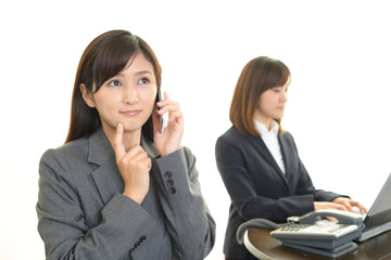 スマートフォンで会話中の女性