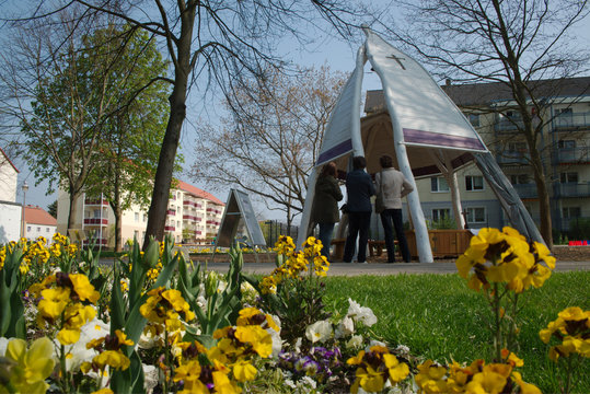 Kirchenh&uuml;tte im Stil eines Tipi.
