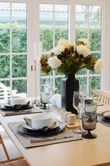 Crédence de cuisine en verre imprimé Gamme de produits wooden table in dining room with elegant table setting