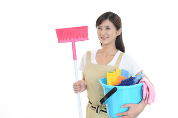 お掃除をする女性