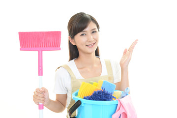お掃除をする女性