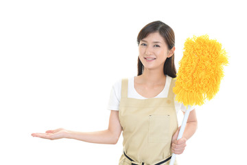お掃除をする女性