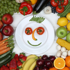 Obraz na płótnie Canvas Vegetarisch Ernährung Gesicht aus Gemüse und Früchte auf Tell