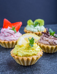 Small biscuits with fruits and sweet cream