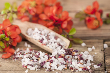 Rosensalz auf Holzbrett