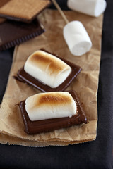 fertige s'mores und weitere in vorbereitung