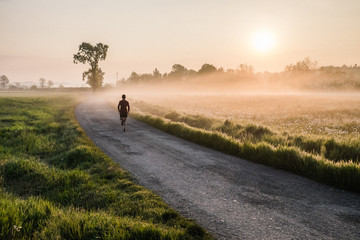 Corsa all' alba su una strada di campagna 