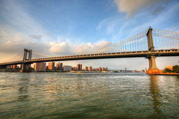 Fototapeta na wymiar Traffic on Manhattan Bridge over the East River