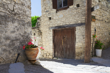 Fototapeta na wymiar Old gate in the old stone house