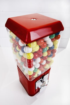 Roter Kaugummi Automat mit runden Kaugummi Kugeln Stock Photo | Adobe Stock