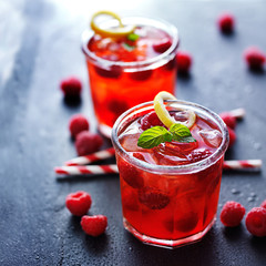 raspberry flavored cocktail with mint and lemon
