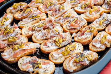 Crostini di pancetta con senape e semi di papavero