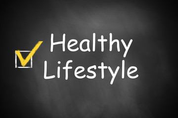 Obraz premium checkbox marked healthy lifestyle on chalkboard