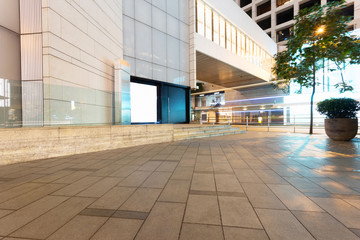 Obraz premium empty copy space in front of modern building exterior