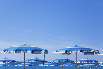 Italien, Ligurien, Mittelmeer, Sonnenschirme am Strand