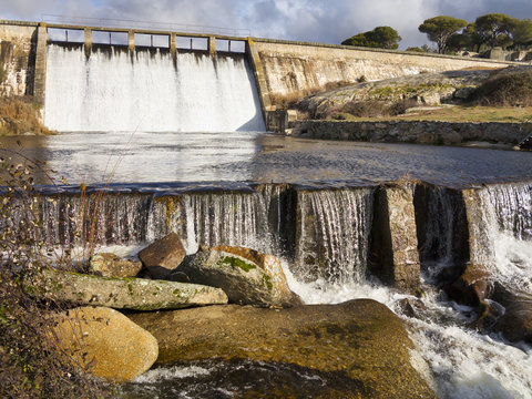 Presa en el embalse de Becedas. El Hoyo de Pinares. &Aacute;vila