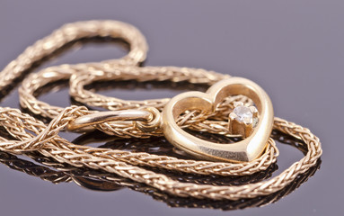 Gold chain with pendant in the shape of a heart