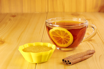 Black tea with lemon and cinnamon muffins