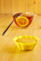 Black tea with lemon and cinnamon muffins