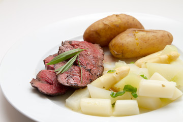 Rinderfilet mit Spargel-Kohlrabi-Gemüse und neuen Kartoffeln