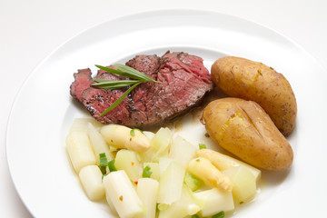 Rinderfilet mit Spargel-Kohlrabi-Gemüse und neuen Kartoffeln