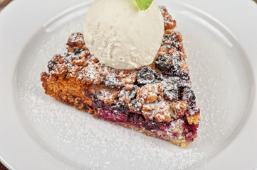 Crumble pie with black currants