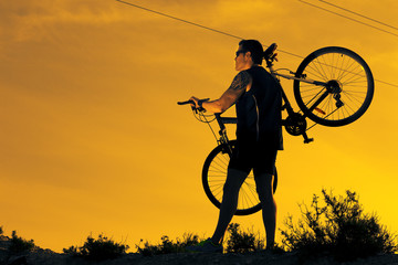 Deportes. Bicicleta de montaña y hombre.Deporte en exterior