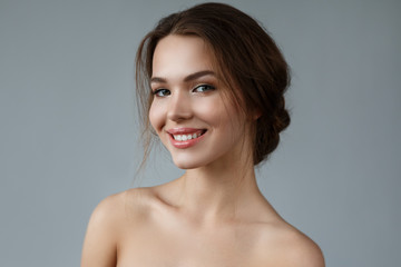 Fototapeta premium Kobieta z naturalnym makijażem i fryzurą