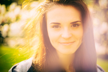 Naklejka premium Sunshine outdoor portrait of smiling pretty girl